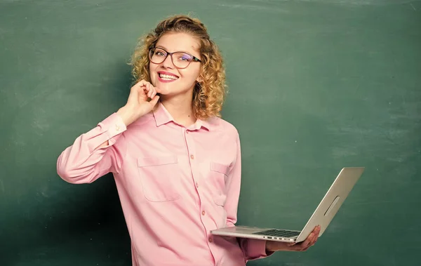 Afstuderen. moderne technologie. Meisje op de moderne school. lerares op schoolbord. Gelukkige student met bril en laptop. e-learning-concept. Onderwijs via internet. online onderwijs. business school — Stockfoto