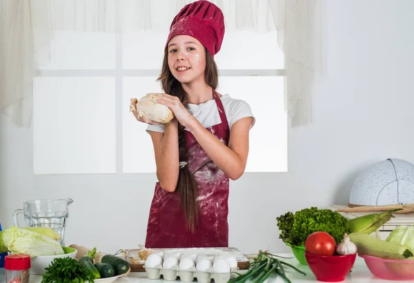 Barnflicka matlagning måltid från hälsosamma och ekologiska produkter endast, hälsa — Stockfoto