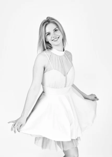 Viste esa sonrisa. Mujer tierna en vestido lindo. Adorable rubia. Bonita chica. Moda y belleza. Feminidad y ternura. Una chica encantadora usa un vestido elegante. Gran gusto en ropa. Modo coqueta encendida — Foto de Stock