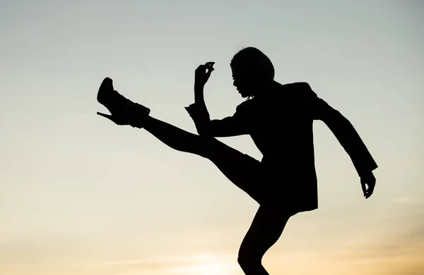 Silhouet van sensuele vrouw dansen in de schemering, verbeelding — Stockfoto