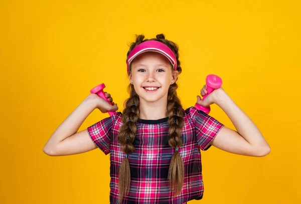 İyi bir sağlık için çalışalım. aktif yaşam tarzı. Spor ve spor aktivitesi. Neşeli genç kız. — Stok fotoğraf