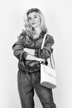 Seksi ve kendine güvenen sarışın omuz çantası taşıyor. El çantası modası ve güzellik. Herhangi bir durum için çanta taşıma veya alışveriş çantası. Kadın deri debriyaj kullanıyor. Makyajlı ve saç stili olan kız üstüne kız.