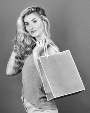 Yavaş ve hızlı. Seksi sarışın kadın alışverişe çıkıyor. Şimdiye kadarki en iyi hediye. Sadece senin için özel bir teklif. Hediyeler ve hediyeler. Alışverişkolik. Kapanış ve indirimli satış. siber pazartesi konsepti