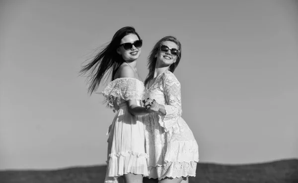 Armonía y equilibrio. Concepto de psicología. Hermosas mujeres en el día soleado fondo cielo azul. Hermandad y comunidad femenina. Amistad femenina. Poder femenino. Moda de verano. Encontrar la fuerza interior mujer —  Fotos de Stock