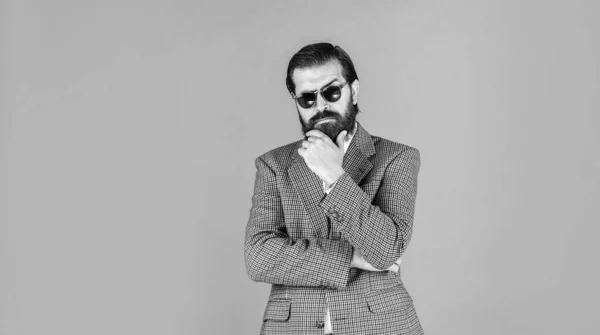 Ele está de camisa branca e óculos. homem de sucesso elegante em terno posando. Os homens de negócios usam fato. estilo de vida oficial do escritório. Homem barbudo sério. homem bonito e bem sucedido em terno caro — Fotografia de Stock