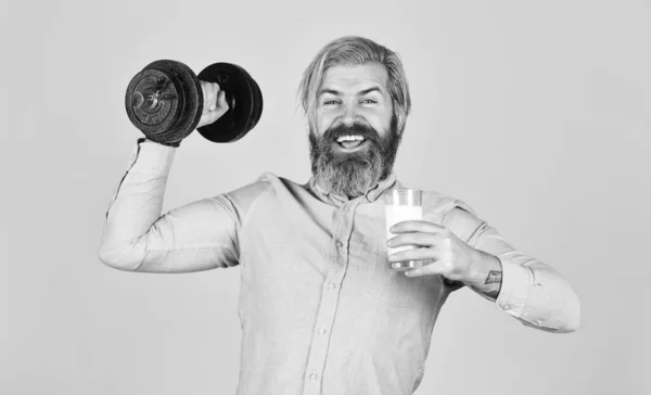 Leche y pérdida de peso. El concepto de belleza y salud de los beneficios de la bebida. deportista feliz mantenga la barra. hombre barbudo beber leche útil. dieta saludable después del ejercicio en el gimnasio Fitness — Foto de Stock