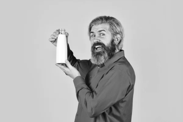 Menu de café da manhã leite. agricultor feliz presente copo de leite. homem barbudo beber leite útil. exercício e conceito de estilo de vida. espaço de cópia. Conceito de apoio à saúde e imunidade — Fotografia de Stock