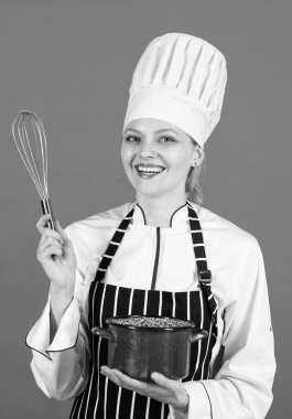 Günün başlangıcında. Yemek dersime gel. Aşçılık okulu kursları. Mutfak gereçleri tepsi ve tencere. Tencere Aşçısı ve Yemek Ustası. Tencereli mutlu şef. Önlüklü ve şapkalı bir kadın.