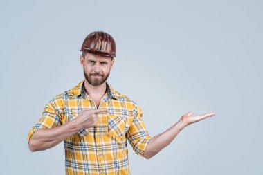 Miğferli yakışıklı ustabaşı ve kareli gömlek. Ürün, fotokopi alanı, reklam sunuyor..