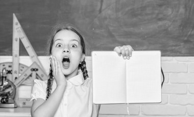 Eylülün birinde okula dönüyorum. Bilgi toplama günü. Hometask konsepti. Geleceğe doğru hızlanıyor. Öğrenmeye bağlı. Şirin kız okuldaki karatahta sınıfında oturuyor. Küçük çocuk okulu.