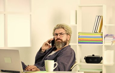 İş görüşmesi için. Boşluk. İşsiz bir adamın mobil sohbeti. Finansal kriz. Günün sonunda fişi çekmek önemlidir. İşsizlik kavramı. İnternette iş arayan işsiz bir adam. Özgeçmiş oluştur