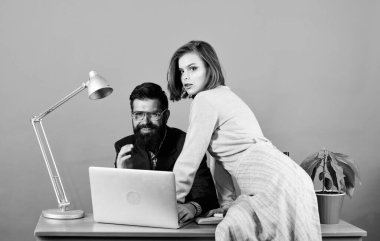 Gülmeye devam. cinsel taciz. veri ve bilgi. Bilgisayardaki iş çifti. Kadın ve erkek dizüstü bilgisayarda çalışıyor. İş yerinde patronu olan bir sekreter. işadamı ve asistan sorunu çözdü