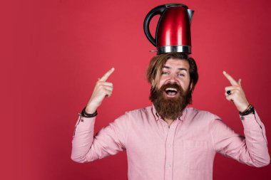 Tişörtünde sakal olan vahşi beyaz hippi elektrikli su ısıtıcısı, Odern Life