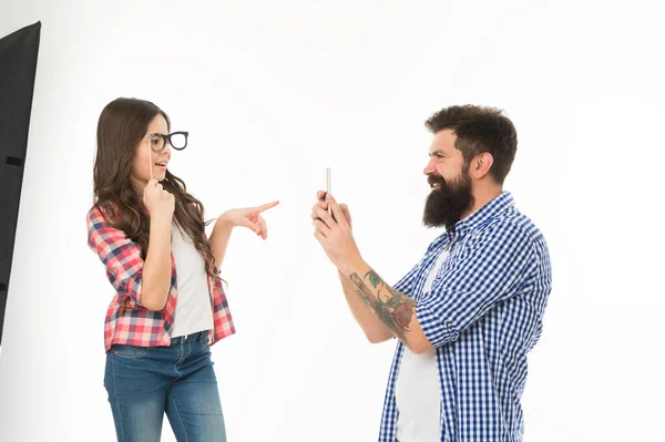 Menina filha criança com óculos de adereço posando para homem barbudo pai tirar foto com telefone, família — Fotografia de Stock