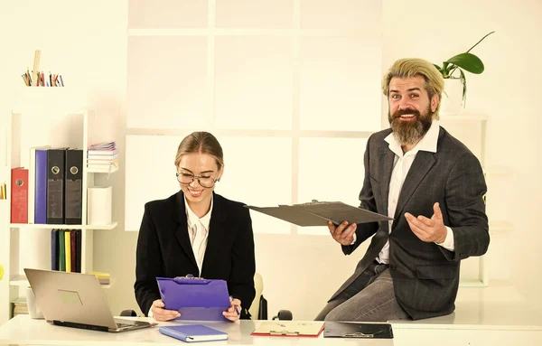 Een paar collega 's. Juridisch advies. Man en vrouw baas manager directeur. Ondergeschiktheid en teamwerk. Zakenrapport. Collega 's communicatie. Succesvolle zaken. Zakelijk koppel aan het werk — Stockfoto