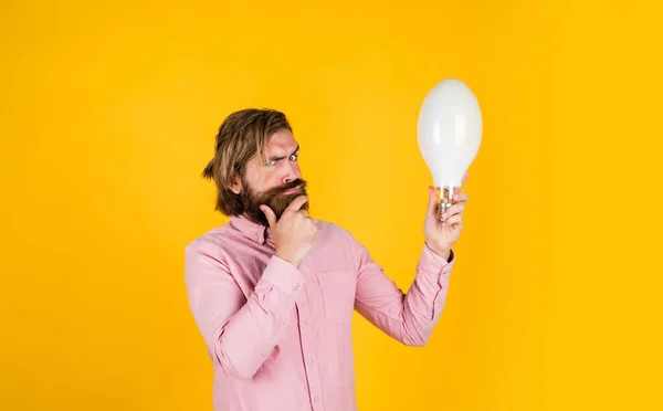 Déjame pensar. cerebro y lógica masculina. hombre de negocios creativo seguro. hombre barbudo. creatividad e inspiración. hipster maduro con lámpara de retención de barba. brutal hipster caucásico inspirado en la idea — Foto de Stock