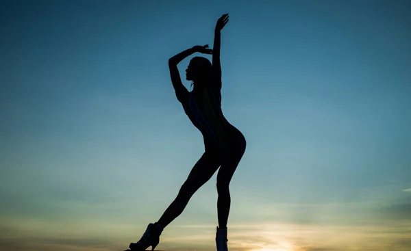 Vrije dans van de vrouw ballet danser silhouetted in de schemering op de avond hemel, vrijheid — Stockfoto