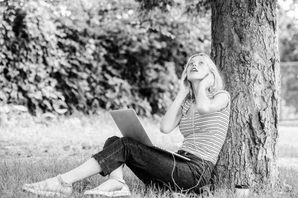 Jobba i sommarparken. Skäl till varför du ska ta ditt arbete utanför. Naturen är avgörande för välbefinnandet och förmågan att vara produktiv och fungera bra i arbetet. Flicka arbeta med bärbar dator i parken — Stockfoto