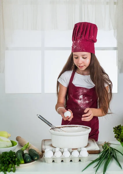 Café moderne. heureux développement de l'enfance. enfant portant un uniforme de cuisinier — Photo