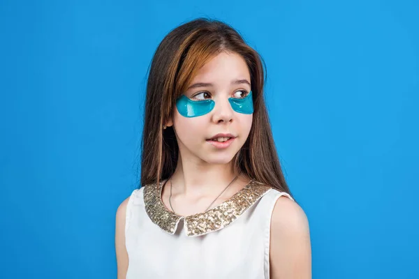 Κορίτσι παιδί χρησιμοποιούν έμπλαστρο ματιών κορεάτικα καλλυντικά για την ομορφιά του δέρματος προσώπου, την υγειονομική περίθαλψη — Φωτογραφία Αρχείου