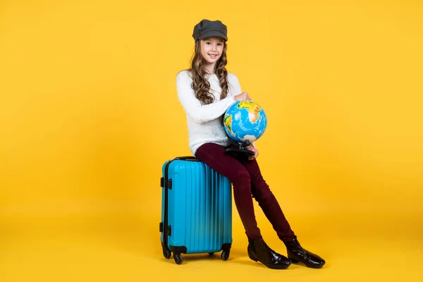 放松点时髦的孩子准备旅行。游手好闲带着地球仪的少女快乐的童年 — 图库照片