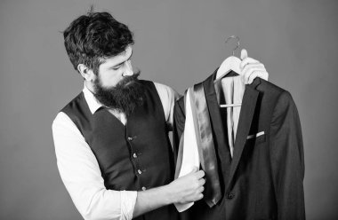 Kravat seçmekte zorlanıyorum. Dükkan asistanı ya da kişisel stilist servisi. Eşleşen kravat kıyafeti. Sakallı hippi adam kravat takıyor ve takım elbise giyiyor. Mükemmel kravat. Alışveriş konsepti. Stilist tavsiyesi