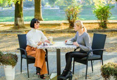 Kahve zamanı. Kafede buluşacağız. Kadın arkadaşlığı. Kahveyle rahatla. Mutlu öğle yemekleri. Sabah kahvesinin tadını çıkarıyorum. Bisiness öğle yemeği. Mutlu arkadaşlar kızlar kafede buluşur. Maceraya devam etmek için taze kahve.