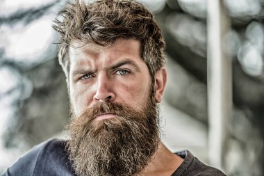 Sakallı ve bıyıklı adam düşünceli ve sorunlu. Düşünceli ruh hali konsepti. Önemli hayat seçimleri yapmak. Zor bir karar. Sakallı adam konsantre olmuş yüz. Sakallı hippi. Düşünceli bir ifade.