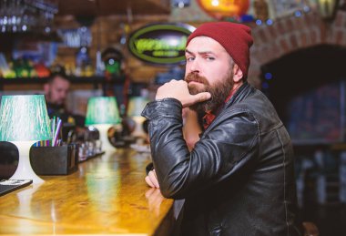 Barda oturan vahşi hippi sakallı adam. Cuma akşamı. Bar, içki içip rahatlamak için rahatlatıcı bir yerdir. Sakallı bir adam boş vakitlerini karanlık bir barda geçiriyor. Zalim, yalnız hippi. Hipster barda dinleniyor.