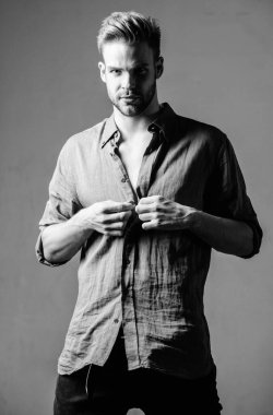 Tam arzu. Baştan çıkarıcı maço seksi hissediyor. Bohem seksi vücut. Kendinden emin ve çekici. İzle beni. Zaman kıyafetleri değiştirir. Yakışıklı seksi hippi soyunuyor. Seksi kaslı erkek. Gömleğini çıkar.