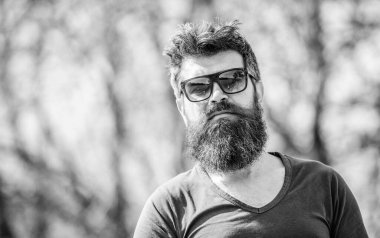 Dışarıdaki sakallı adam. Sakal bakımı ve berber dükkanı. Sakallı, olgun bir hippi. Sakallı, gür saçlı bir adam. Özgür ve mutlu zaman. Erkek modası ve güzellik. Tarzı olan vahşi bir erkek. Forma giriyorum.