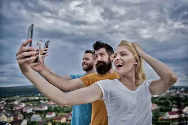 Felices mejores amigos tomando selfie con cámara. Amigos en el teléfono. — Foto de Stock