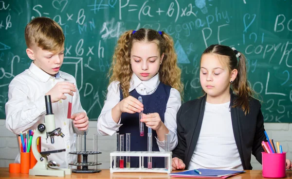 Τα παιδιά απολαμβάνουν τα χημικά πειράματα. Η χημική ουσία διαλύεται σε μια άλλη. Η εξερεύνηση είναι τόσο συναρπαστική. Χημική αντίδραση εμφανίζεται όταν η ουσία μετατρέπεται σε νέες ουσίες. Οι μαθητές σπουδάζουν χημεία στο σχολείο — Φωτογραφία Αρχείου