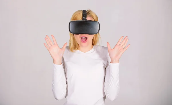 Schöne Frau mit Virtual-Reality-Brille im Studio. Frau mit VR-Gerät. Frau genießen cyber spaß erfahrung im vr. — Stockfoto