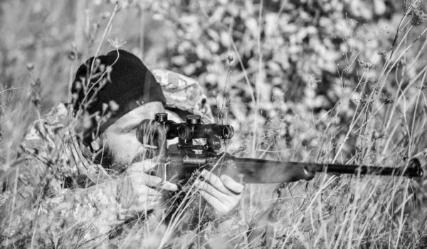 Mann Jäger mit Gewehr. Boot camp. Militäruniformmode. Bärtiger Jäger. Armeekräfte. Tarnung. Jagdkünste und Waffenausrüstung. Wie aus der Jagd ein Hobby wird. Schlachtfeld Wüste. — Stockfoto