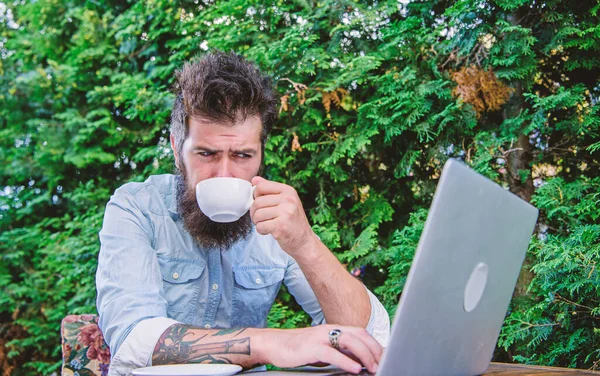 Buenos días mundo virtual. Hipster disfrutando de café y wifi gratis en la mañana. Hombre barbudo bebiendo té de la mañana y navegando por la Web al aire libre. Servicio de café por la mañana con acceso a Internet —  Fotos de Stock