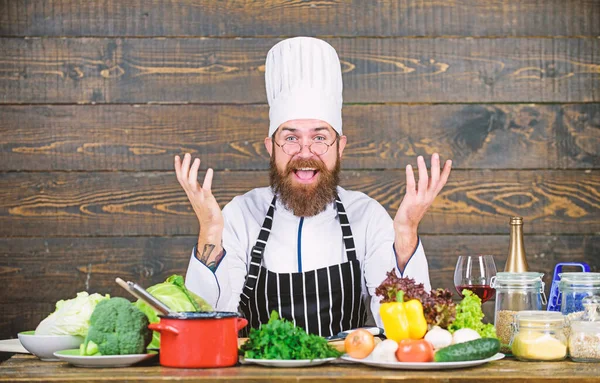 Glad skäggig man som lagar mat i köket. Mat med ekologisk mat. Färska grönsaker. Vitamin. man använder köksutrustning. Professionell kock i kock uniform. Hälsosam mat och vegetariskt. Hälsosam mat för dig — Stockfoto