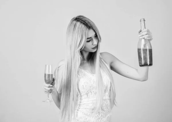 Glamorosa fiesta. Chica bebiendo champán brillo perla. Mujer vestido blanco botella vidrio bebida alcohólica. Concepto de fiesta de gallinas. Champán de lujo. Bonita rubia celebrar cumpleaños. Champán de licor dulce —  Fotos de Stock