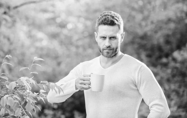 Tijd om te ontbijten. ecologisch leven voor de mens. Een man in het groene bos. Drink buiten thee. Serieuze man met een kop thee. Morgenkoffie. een gezonde levensstijl. aard en gezondheid. Genieten van een mooie ochtend — Stockfoto