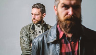 Erkek saç bakım ipuçları. Berber dükkanı konsepti. Sakallı ve bıyıklı yakışıklı adamlar. Berber ve sakal bakımı. Sakallı, erkeksi erkekler. Erkeklik ve vahşi görünüş