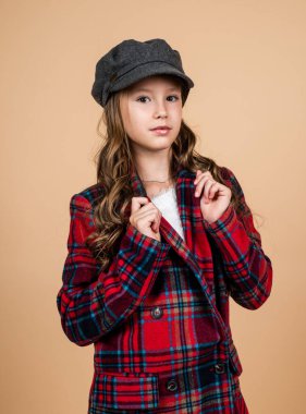 Şapkalı, şık saç stili olan çocuk. Kareli ceket giyiyor, çocukluk.