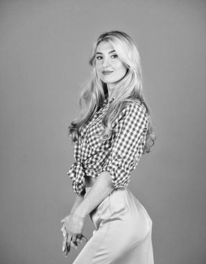 Gerçekten çok tatlı. Seksi sarışın klasik kıyafetler giyiyor. Makyajlı retro kadın. Güzel bir kızın uzun saçları vardır. Çekici sarışın kadın. Cazibe tarzı. Pembe renkli bir hayat. güzellik ve moda