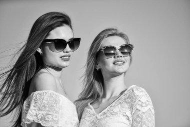 Her şey harika görünüyor. Rahatlama zamanı. Özgür ve mutlu. Kaygısız kızlar güneşe bakar. Moda tarzı. Romantik bir ruh halinde olmak. Gençlik güzeli. Güzel seksi kadınlar rüzgarlı saçlar. Yaz tatili ve tatil