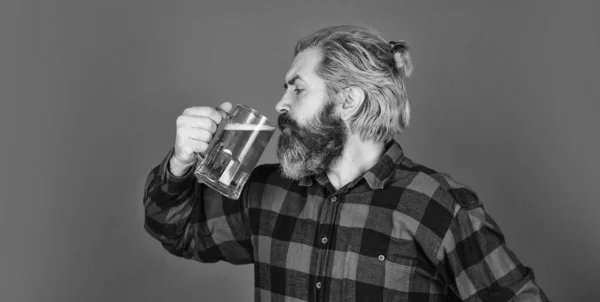 Divirtiéndose. Bebida alcohólica. Cervecería. Bar cantinero. Refresca tu espíritu. Un hipster moderno emborrachándose. Bebida de bienvenida. Un hombre barbudo brutal bebe cerveza. Un hombre tiene una taza de cerveza. Hipster en barra de bar — Foto de Stock