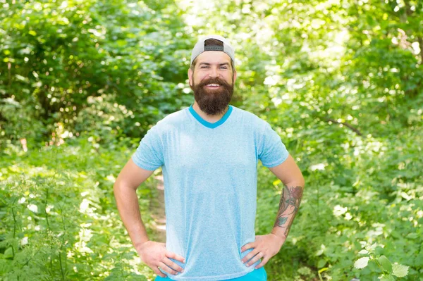 Vandring i skogen. vandrare. begreppet livsstil. självsäker och stilig brutal man. — Stockfoto