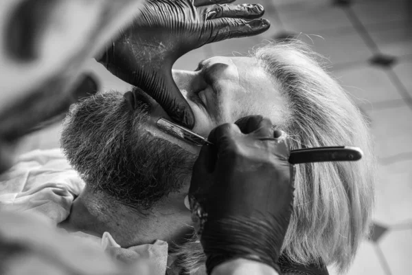 Perfecte baard. Haarstylist in de kapperszaak. man in kapsalon met hipster kapsel. Baard en snorren. Professionele kapper in kapperszaak interieur. Portret van een stijlvolle man baard. scheren — Stockfoto