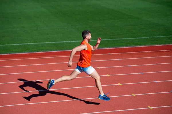 야외 경기장 스프린트. 신체 단련. 운동 선수가 달린다. 도전 과 경쟁. — 스톡 사진