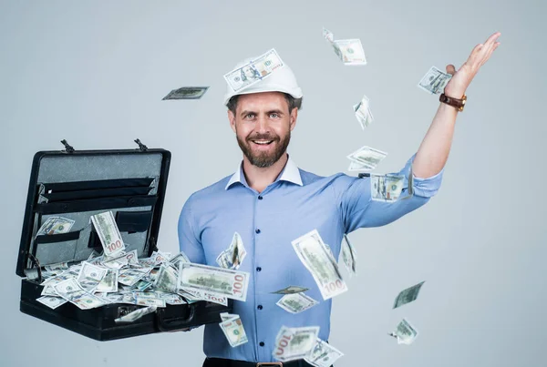 Ongeschoren mannelijke werkgever in formele kleding en helm handtas met dollarbankbiljetten, omkoping — Stockfoto