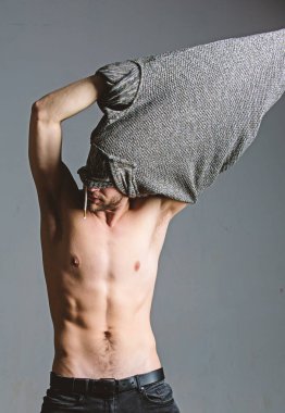 Baştan çıkarıcı maço seksi hissediyor. Bohem seksi vücut. Arzu kavramı nesnesi. Soyunurken yakalanmış. Yakışıklı seksi hippi soyunuyor. Seksi kaslı erkek. Gri arkaplanı çıkar.