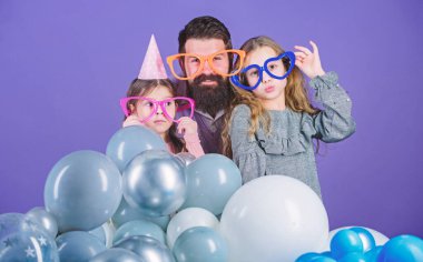 Gelmiş geçmiş en iyi baba. Dost canlısı aile komik parti aksesuarları giyer. Babalar Günü. Kızların hayatla aktif olarak ilgilenen babalara ihtiyacı vardır. Doğum günü partisi. İki kızı olan baba eğleniyor. Babalık kavramı